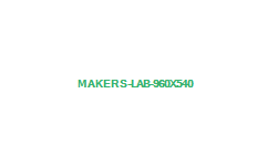 学生在MakerLab使用3D打印机